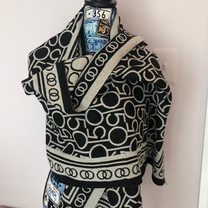 Stunning black and cream gucci like pashmina!